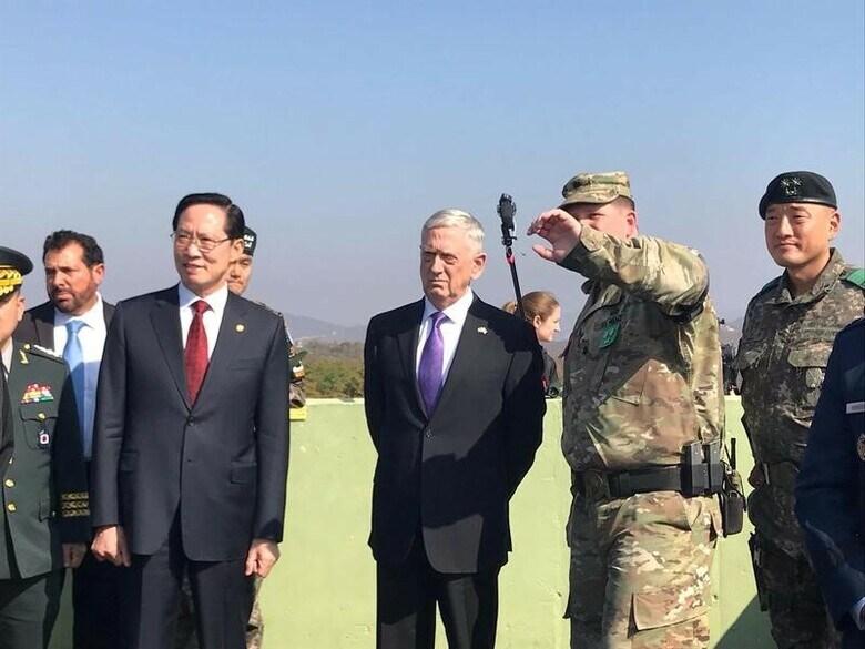 １０月２７日、マティス米国防長官（写真中央）は、韓国入りし、北朝鮮との軍事境界線に接する非武装地帯（ＤＭＺ）を視察し、米国の目的は北朝鮮と戦争をすることではなく、金正恩（キム・ジョンウン）朝鮮労働党委員長に核兵器を放棄するよう説得することだと述べた。写真はＤＭＺで１７日撮影（２０１７年　ロイター／Brendan McDermid）
