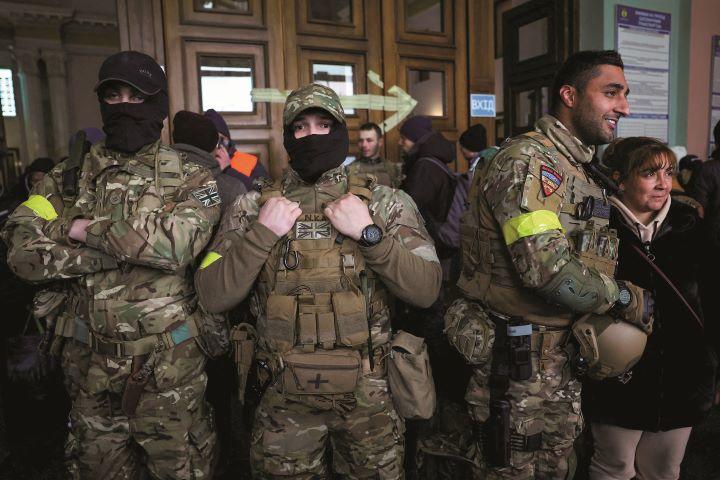 ロシア軍と戦うためにウクライナ西部のリビウの駅に集合し、東部の前線に向かうイギリス出身の義勇兵たち　KAI PFAFFENBACHｰREUTERS