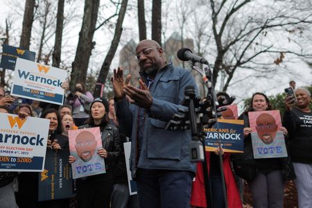 米南部ジョージア州で６日行われた上院選の決選投票は、民主党現職のラファエル・ワーノック氏（写真）と共和党候補でトランプ前大統領の支持を受けた元フットボール選手のハーシェル・ウォーカー氏が接戦を繰り広げている。写真は１２月６日、ジョージア州ノークロスで撮影（２０２２年　ロイター/Carlos Barria）