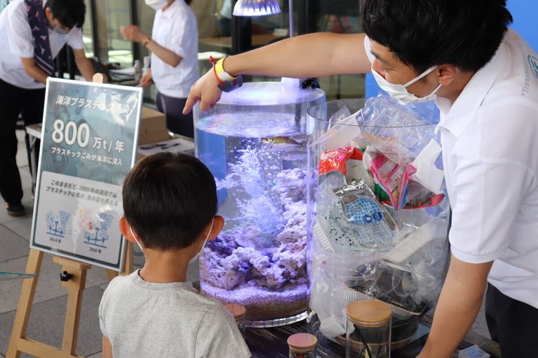 アジ4匹と同量のプラスチックごみを水槽に入れてもらう2050年海洋プラごみ体験等、「ステハジ」は体験を通じた取り組みが特徴である。