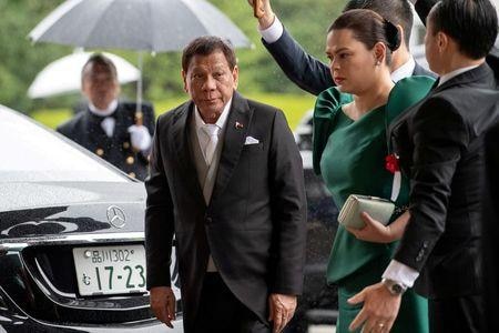 フィリピンのドゥテルテ大統領（写真）は、大統領は女性の仕事ではないと言明した。男女には情緒面で相違があるためとし、２０２２年の次期大統領選で娘のサラさん（写真右）が大統領を引き継ぐとの観測を一蹴した。  都内で２０１９年１０月代表撮影（２０２１年　ロイター）