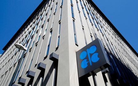 　１月１８日、原油先物はアジア市場で上昇している。石油輸出国機構（ＯＰＥＣ）が今後２年の石油需要は比較的堅調になるとの見通しを示したことや、寒波により米国の石油生産に影響が出ていることが相場を支援している。写真はＯＰＥＣのロゴ。ウイーンで２０２０年４月撮影（２０２４　ロイター／Leonhard Foeger）