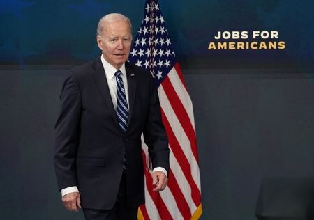 バイデン米大統領は３日、１月の米雇用統計で雇用の大幅増と低水準の失業率が示されたことを受け、米経済の強さを示しているという認識を示した。ワシントンで撮影（２０２３年　ロイター/Kevin Lamarque）