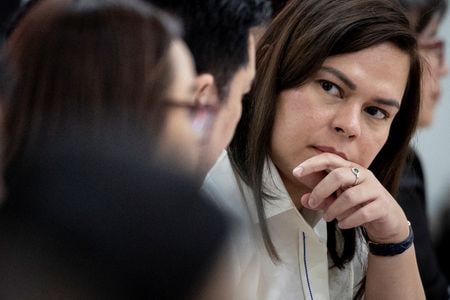 　６月１０日、フィリピンの議会上院は、下院が決議していたサラ・ドゥテルテ副大統領(写真)の弾劾訴追案を差し戻した。写真は、自身のオフィスの公金使用に関する立法調査に出席する副大統領。２０２４年１１月、ケソン市で撮影（２０２５年　ロイター/Eloisa Lopez）