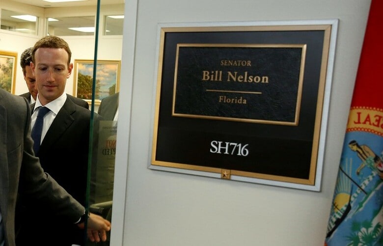 ４月９日、米フェイスブックのザッカーバーグＣＥＯは１０─１１日に開かれる上下院委員会の公聴会で証言し、個人情報の悪用防止で十分な対策を怠っていたことを認め、謝罪する（２０１８年　ロイター／Joshua Roberts）