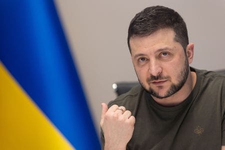 ウクライナのゼレンスキー大統領は２９日、ロシアとの停戦交渉から発せられているシグナルは「ポジティブ」としつつも、ロシアによる攻撃が停止したわけではなく、ウクライナは防衛の手を緩めないと表明した。２７日撮影（２０２２年　ロイター）