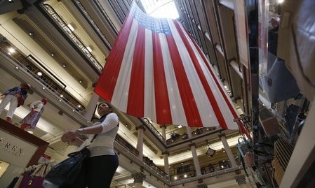 ７月２７日、米商務省が発表した第２・四半期国内総生産（ＧＤＰ）の速報値は、年率換算で前期比４．１％増と、２０１４年第３・四半期以来の大幅な伸びとなった。個人消費が底堅かったほか、中国の対米輸入関税が発効する前に大豆の輸出が前倒しされ、輸出全体が拡大した。写真は２０１４年５月、シカゴで（ロイター　２０１８年／Jim Young）