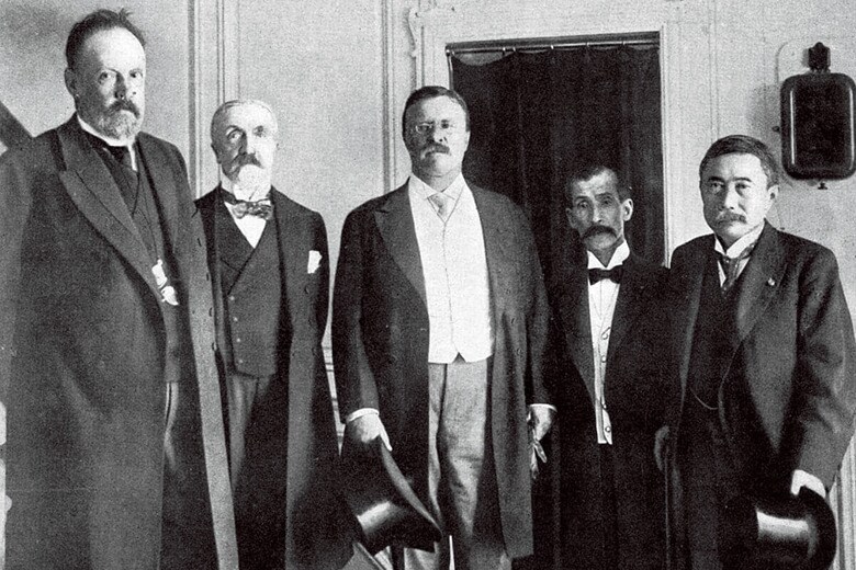 日露講和会議を仲介したルーズベルト（写真中央、1905年）　PHOTO12ｰUNIVERSAL IMAGES GROUP/GETTY IMAGES