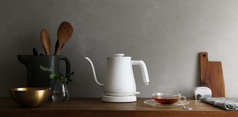 「バルミューダ ザ・ポット」￥11,880　ブラックとホワイトの２色展開。発売は10月21日（金）～