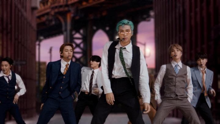 新曲｢Dynamite｣が韓国人アーティスト初のビルボードTOP100首位になったBTS。その所属事務所ビッグ・ヒット・エンターテインメントは2日、IPOで最大9626億ウォン（約8億1100万ドル）を調達する計画を発表した。VIACOM/Handout via REUTERS