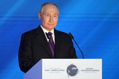ロシア紙コメルサントは３日、プーチン大統領が２０２４年３月の大統領選への出馬を来月にも示唆する可能性があると報じた。写真はモスクワで９月撮影。（2023年 ロイター/Sputnik/Vladimir Astapkovich/Kremlin via REUTERS/File Photo）