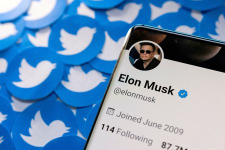 　米実業家イーロン・マスク氏は、当初の合意通りに総額４４０億ドル（１株当たり５４．２０ドル）で米ツイッターの買収を進めることを改めて提案した。今年４月撮影（２０２２年　ロイター/Dado Ruvic/Illustration/File Photo）