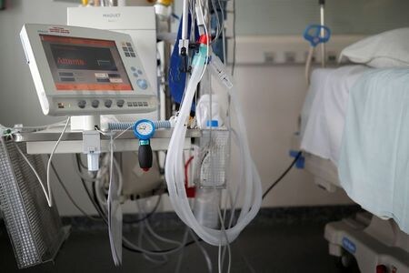 　フランスで、７月８日に確認された新型コロナウイルス感染者と死者の数が過去１週間の１日平均を上回っており、保健当局者らは第２波の可能性を警告している。５月６日、同国バンヌの病院の集中治療室で撮影（２０２０年　ロイター/Stephane Mahe）