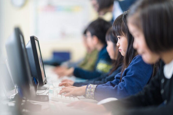 この10年間で子どものパソコン使用率が低下している国は他にない　recep-bg/iStock.