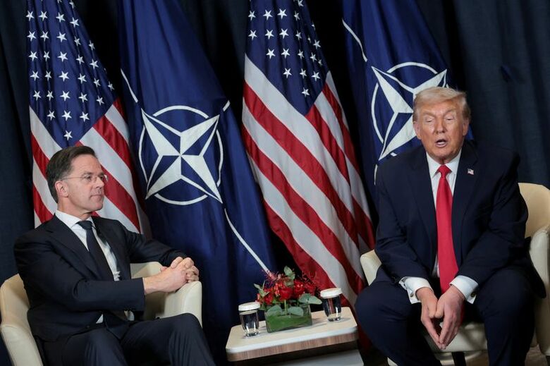 トランプ米大統領と北大西洋条約機構（ＮＡＴＯ）のルッテ事務総長。スイス・ダボスで１月撮影。REUTERS/Jonathan Ernst