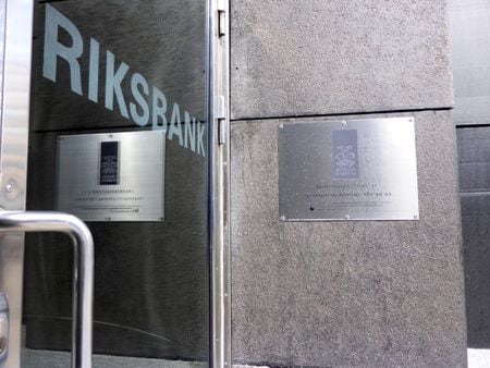　スウェーデン中央銀行は８日、マイナス金利の解除を決めた前回１２月の金融政策会合の議事要旨を公表した。写真は中銀本店の入り口。２０１６年８月、ストックホルムで撮影（２０２０年　ロイター/Violette Goarant）
