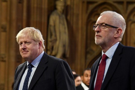 １０月１７日、英野党・労働党のコービン党首（写真右）は、英国のＥＵ離脱に関する新たな合意に労働党は不満だと述べた。写真は１４日、英議会で女王演説を聞くコービン氏とジョンソン首相。代表撮影（２０１９年　ロイター）