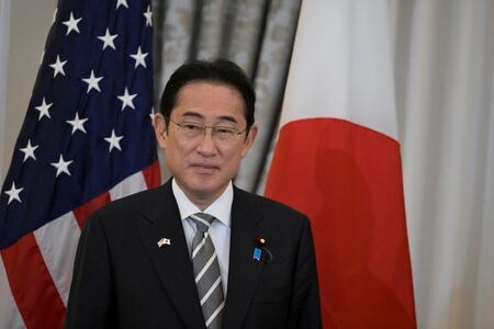 岸田文雄首相は米国時間１２日夜（日本時間１３日午前）、衆院の解散総選挙に踏み切る条件などを問われ、政治の信頼回復と経済をはじめ先送りできない課題に専念するのみだとし、「それ以外のことについては考えていない」と述べた。写真は国務省主催の昼食会に出席した岸田首相。４月１１日、ワシントンで撮影（２０２４年　ロイター/Craig Hudson）