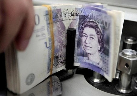 　６月２１日、英国のメイ首相は、企業による同国への投資を促し、国内経済の成長を支援するため、法人税減税を継続する方針を表明した。写真は英ポンド紙幣。バンコクで２０１０年１０月撮影（２０１７年　ロイター/Sukree Sukplang）
