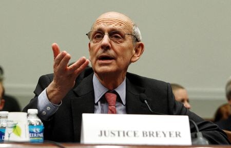米最高裁判所のリベラル派で最高齢のスティーブン・ブライヤー判事（８３）が６月末までに退任すると、複数メディアが２６日報じた。２０１０年５月撮影（２０２２年　ロイター/Kevin Lamarque）
