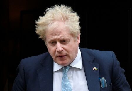 ３月３０日、英国のジョンソン首相は英国はロシアの政権交代やプーチン大統領の排除を目指しておらず、ウクライナの国民を戦争から守ることを目標としていると述べた。写真は同日、議会公聴会に出席するために首相官邸を出るジョンソン氏（２０２２年　ロイター／Toby Melville）