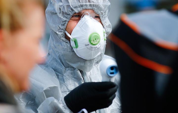 ドイツ-ポーランド国境で体温を測る係官　REUTERS/Hannibal Hanschke