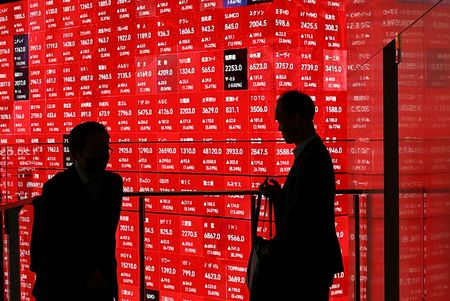 2025年4月、東京都内の株価ボード前で撮影。REUTERS/Issei Kato