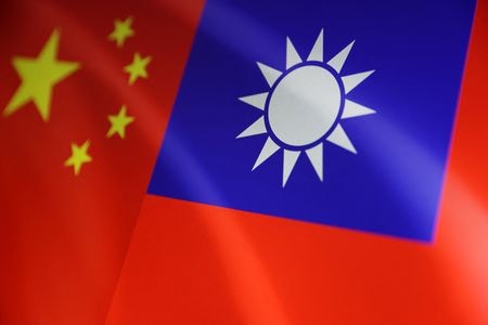 　１１月１８日　台湾法務部（法務省）は１８日、機密情報を収集するために現役・退役軍人を唆そうとした中国籍の人物をスパイ容疑で拘束したと発表した。写真は中国と台湾の旗。２０２２年８月撮影（２０２５年　ロイター／Dado Ruvic）