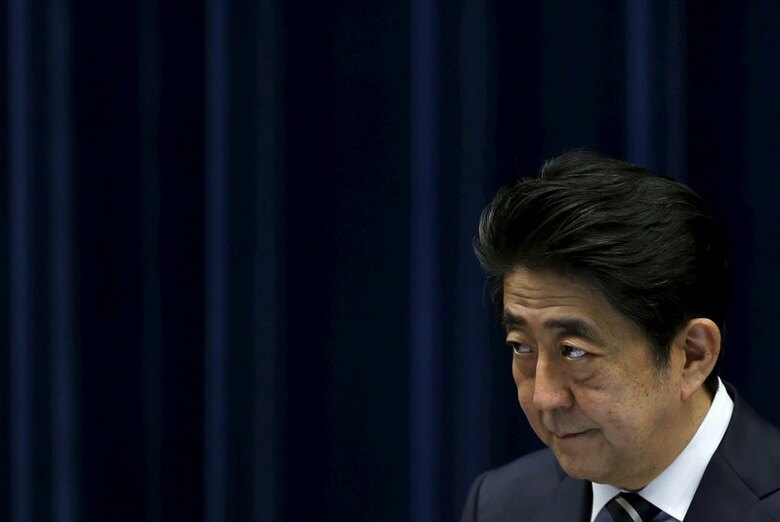 ４月２５日、与野党対決の構図となった衆院北海道５区補欠選挙は、自民党が勝利した。しかし、安倍晋三首相が衆参同日選を決断するかどうかの判断材料としての意味合いは薄れ、むしろ衆院解散は見送りのムードが強い。写真は都内で３月撮影（２０１６年　ロイター/Yuya Shino）