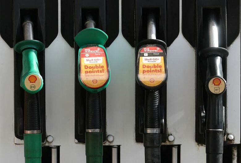 英ロンドンのガソリンスタンドで２日撮影。REUTERS/Toby Melville