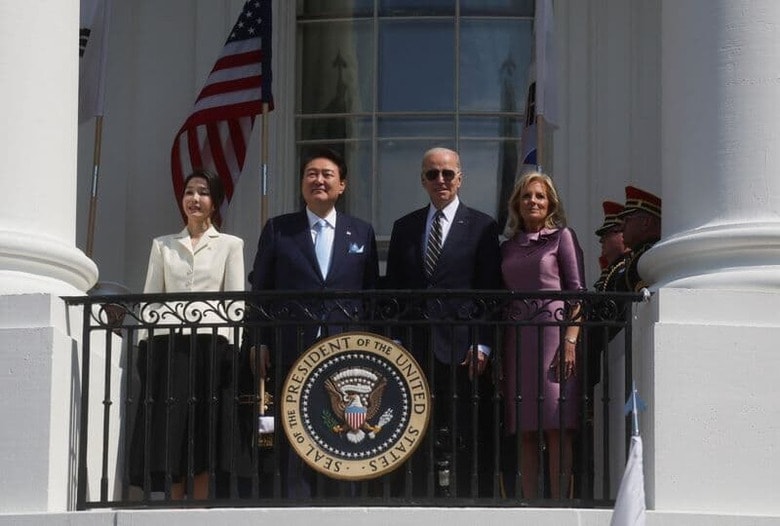 バイデン米大統領と韓国の尹錫悦大統領の会談が26日、ホワイトハウスで始まった。北朝鮮のミサイル増強が懸念される中、北朝鮮の核の脅威抑止に向けた協力深化に向け協議する。（2023年　ロイター/Leah Millis）