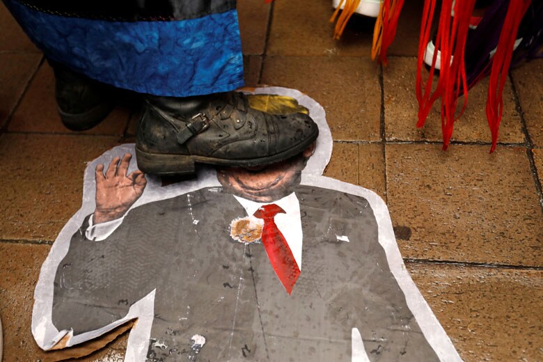 ダコタ・アクセス・パイプラインの建設推進を決めたトランプに対する抗議デモの一幕（ワシントン、3月10日）　Kevin Lamarque-REUTERS