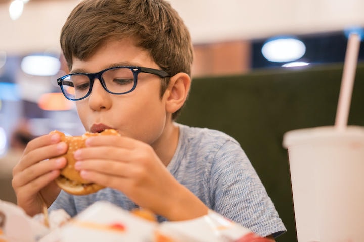 ファストフードを買いやすい環境に住むと、自然と体重は増えてしまう？　mustafagull-iStock