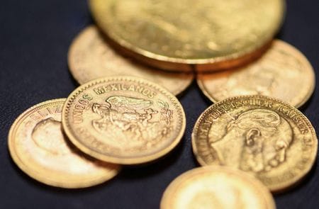 ドイツ・ボンの金細工店の店頭に飾られた金貨。２０２５年１０月撮影。REUTERS/Jana Rodenbusch/File Photo
