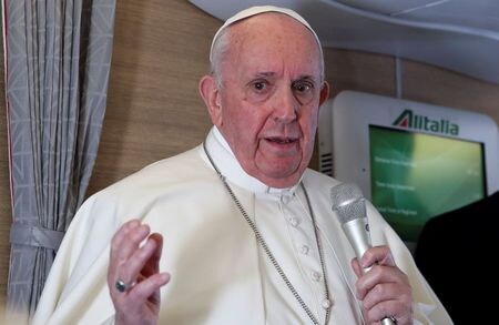 　３月８日、ローマ教皇フランシスコ（８４、写真）は、イラクで新型コロナウイルス感染が増加している中でも同国を訪問する決断を下した経緯について、多くの祈りと思案の結果だったと明かした。写真はイラクからの帰途、飛行機内での代表撮影（２０２１年／ロイター）