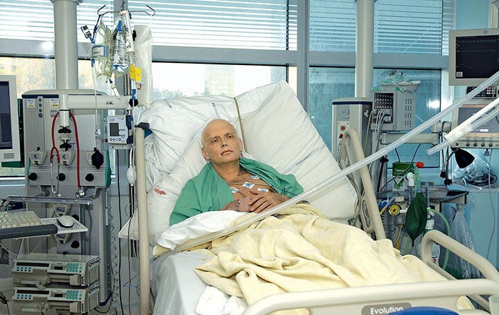 亡命先のロンドンで放射性物質を盛られて集中治療室に横たわるリトビネンコ。この3日後に死亡した　Natasja Weitsz / GETTY IMAGES