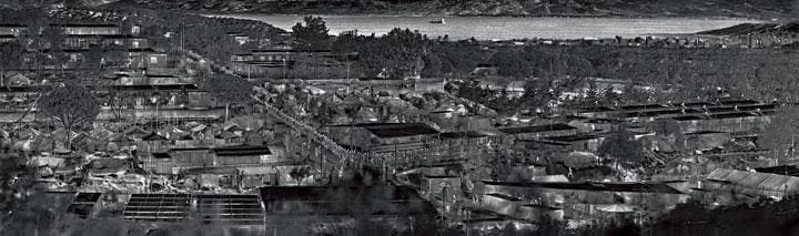 難民収容施設となった旧軍事基地。収容能力を大幅に超えた人数が、有刺鉄線の中で移動もできず悲惨な生活を送る（ギリシャ・レスボス島）