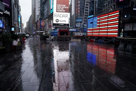 米国で新型コロナウイルス感染者が４万２０００人を超え、少なくとも５５９人が死亡するなか、感染拡大に歯止めをかけるために外出を規制する動きが全米に広がっている。ニューヨークで撮影（２０２０年　ロイター/CARLO ALLEGRI）