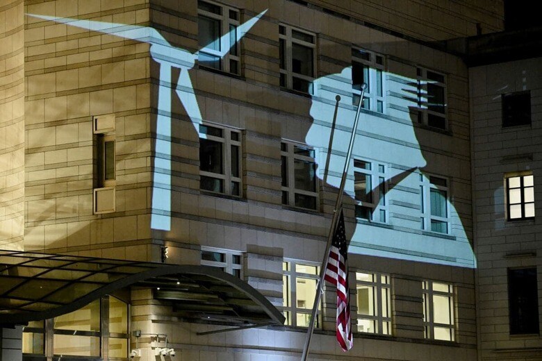 トランプによるパリ協定離脱を受けて環境保護団体が米大使館に投影した非難のメッセージ（ベルリン、2025年1月）Annegret Hilse-Reuters