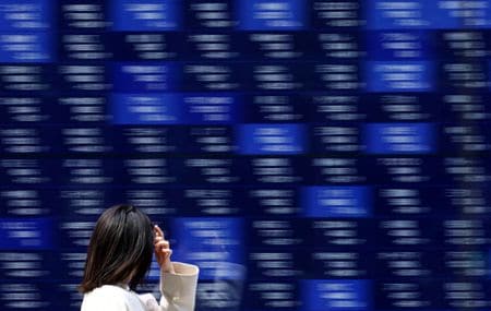 　１０月８日、寄り付きの東京株式市場で日経平均は、前営業日比２５円６６銭安の４万７９２５円２２銭と、反落してスタートした。都内の株価ボード前で４月撮影（２０２５年　ロイター/Issei Kato）