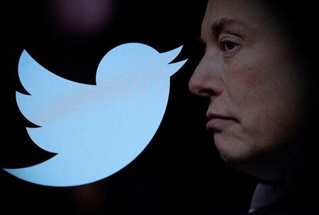 　イーロン・マスク氏（写真右）による米ツイッター買収に参加した米投資会社アリヤ・キャピタル・パートナーズのロス・ケスティン最高経営責任者（ＣＥＯ）は１２月２０日、同社のツイッターへの投資は向こう数年間で投資額の４─５倍となるリターンを生み出すとの見通しを示した。１０月２７日撮影（２０２２年　ロイター/Dado Ruvic/Illustration）
