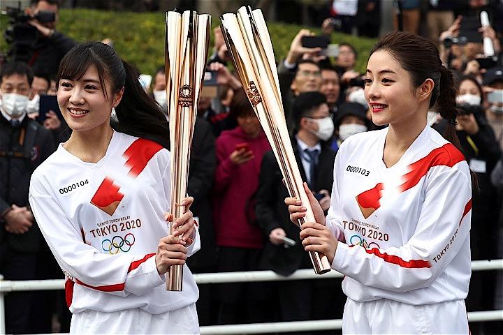 東京五輪・パラリンピックの大会組織委員会は、3月26日から始まる聖火リレーについて、各地の感染状況に合わせて参加者制限を設けるなどの基本方針を発表した。写真は2月15日に羽村市で行われたリハーサルの様子（２０２０年　ロイター/Athit Perawongmetha）