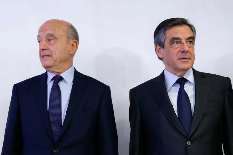 １１月２７日、来年のフランス大統領選に向けた中道・右派陣営の候補者を決める予備選の決選投票が行われ、フィヨン元首相（右）がジュペ元首相（左）に勝利した。パリで撮影（２０１６年　ロイター／Gonzalo Fuentes）