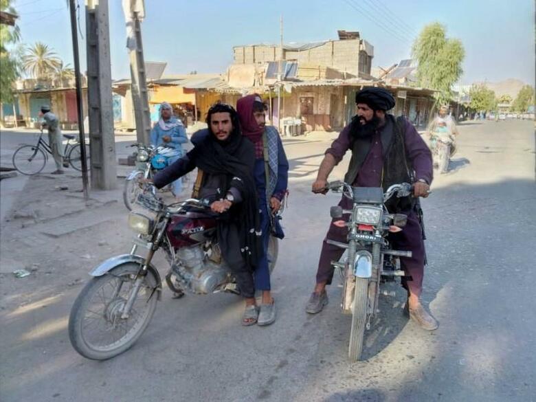 米国防当局者は、アフガニスタンで反政府武装勢力タリバンが勢力を拡大する中、首都カブールが９０日以内に陥落する恐れがあるとの認識を示した。写真はアフガン・ファラーをパトロールするタリバン兵士。８月１１日撮影（２０２１年　ロイター／Stringer）