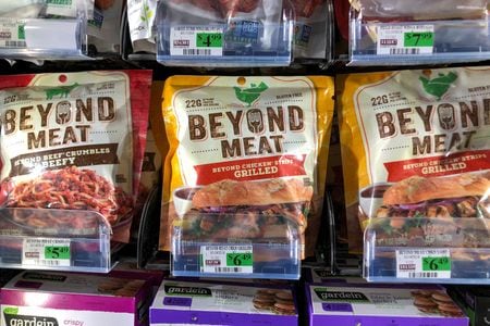 植物由来の代替肉を製造・販売する米ビヨンド・ミートが１０日発表した第１・四半期決算は売上高が市場予想を上回り、最終赤字も予想より小幅にとどまった。写真は米カリフォルニア州エンシニータスで撮影（２０２３年　ロイター）