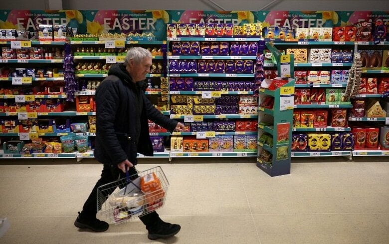 写真はスーパーマーケットの店内。2月5日、英マンチェスターで撮影。REUTERS/Phil Noble