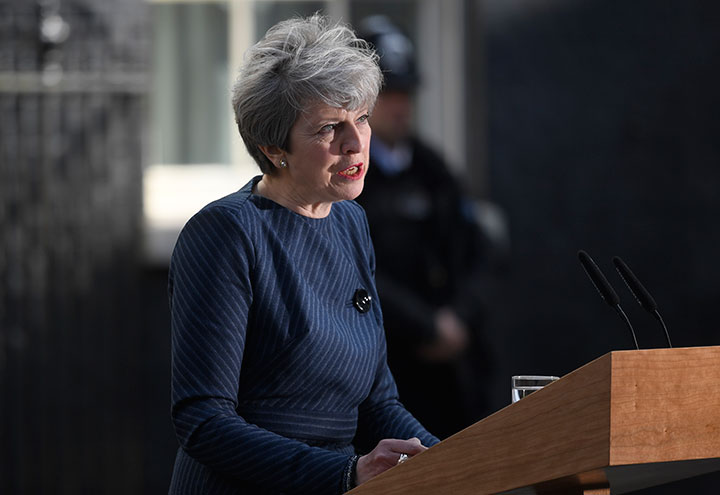ロンドンの首相官邸前で早期解散を発表するメイ首相　Toby Melville-REUTERS