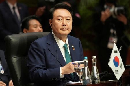 韓国の尹錫悦大統領は、東南アジア諸国連合（ＡＳＥＡＮ）首脳会議などが開催されているインドネシアのジャカルタで中国の李強首相と会談した。９月６日、ジャカルタで撮影（２０２３年　ロイター/Tatan Syuflana/Pool via REUTERS/File Photo）