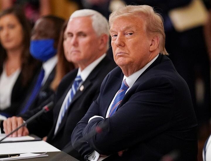 7月7日、ホワイトハウスで開かれた学校再開に関する会合に出席したトランプ大統領（右）とマイク・ペンス副大統領　Kevin Lamarque -REUTERS