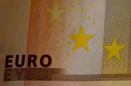 ギリシャ政府は、２０２２年に短・長期国債の新規発行を通じ、１００億─１２０億ユーロの借り入れを計画している。写真は５０ユーロ紙幣。２０１６年１０月撮影（２０２１年　ロイター/Leonhard Foeger）